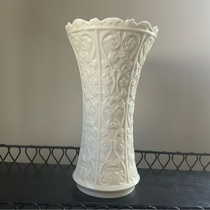 LENOX VINTAGE RETIRED 11”IVORY CLASSIC WENTWORTH COLLECTION VASES. MADE IN USA!